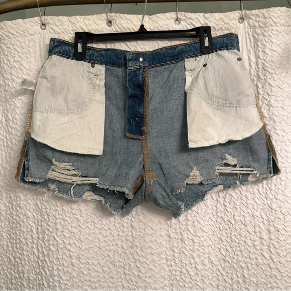 Aerie Blue Jean Shorts with Distressed Hem Size L (NWT) - Picture 8 of 9